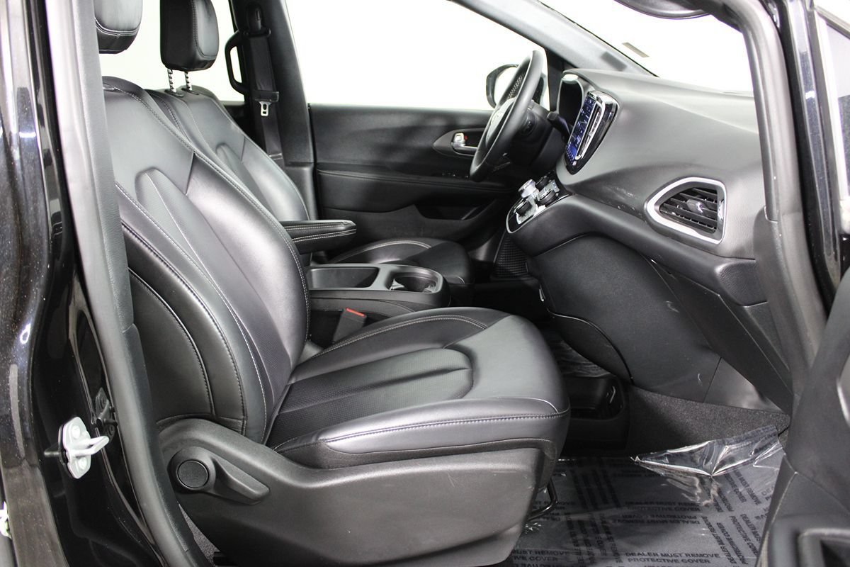 Used 2025 Chrysler Pacifica Select FWD image 9