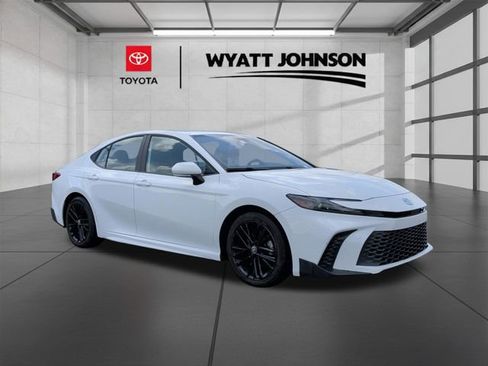 Used 2025 Toyota Camry SE FWD image 4