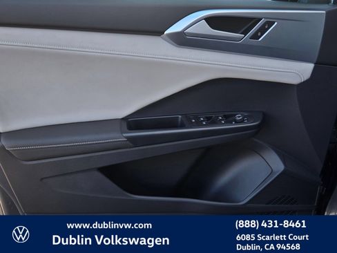 Certified 2025 Volkswagen Taos SE w/ Panoramic Sunroof Package FWD image 10