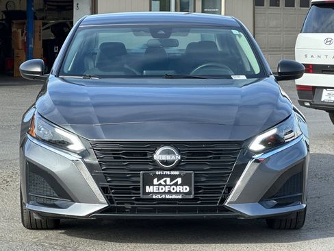 Used 2025 Nissan Altima 2.5 SV FWD image 10