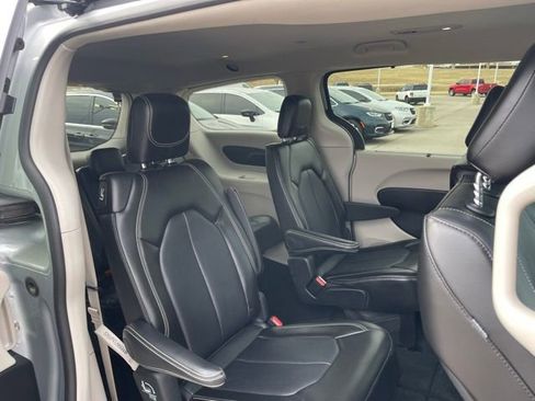 Used 2024 Chrysler Pacifica Touring-L image 15