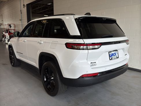 Used 2023 Jeep Grand Cherokee Limited w/ Luxury Tech Group II AWD/4WD image 3