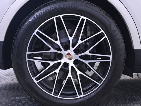 Certified 2025 Porsche Cayenne AWD/4WD image 13