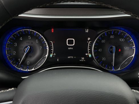 Used 2023 Chrysler Pacifica Touring-L FWD image 11