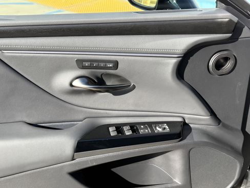 Certified 2025 Lexus ES 300h w/ Premium Package image 16