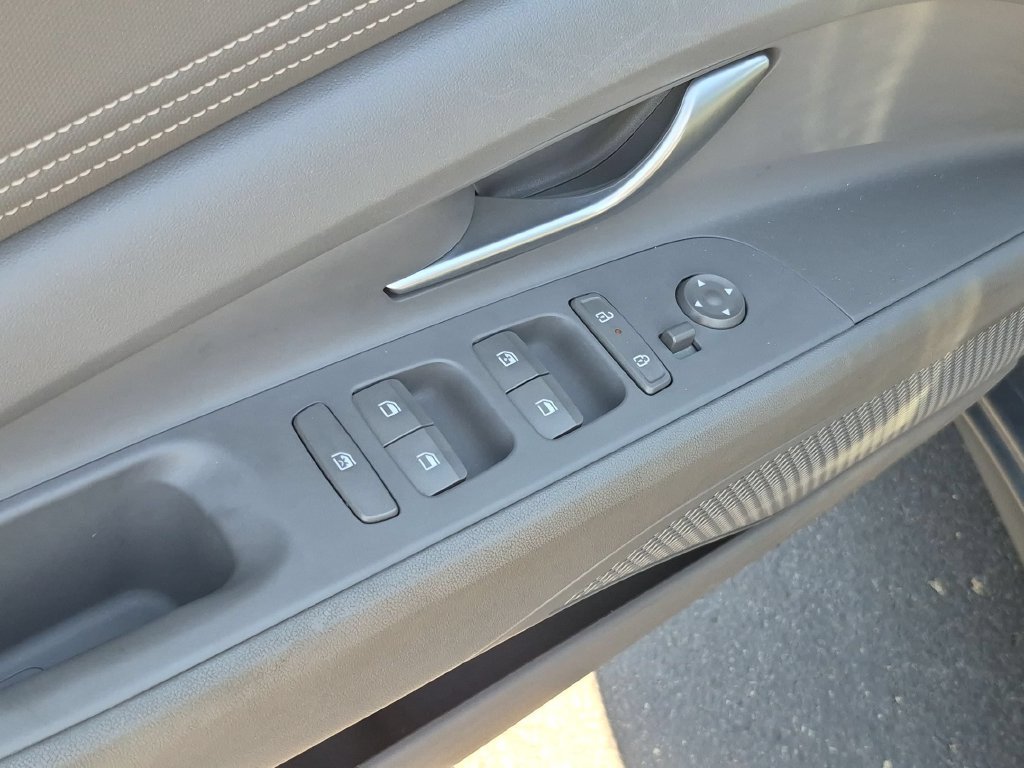 Used 2025 Hyundai Elantra SEL FWD image 13