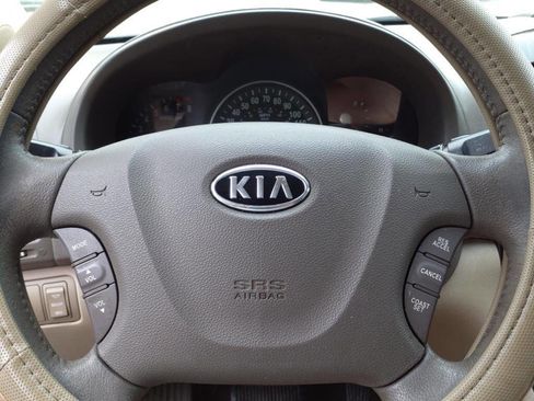 Used 2012 Kia Sedona EX image 22