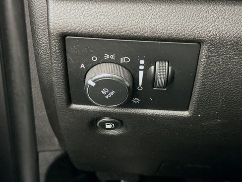 Used 2018 Jeep Grand Cherokee Laredo image 17