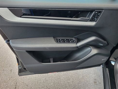 Used 2025 Porsche Cayenne image 18
