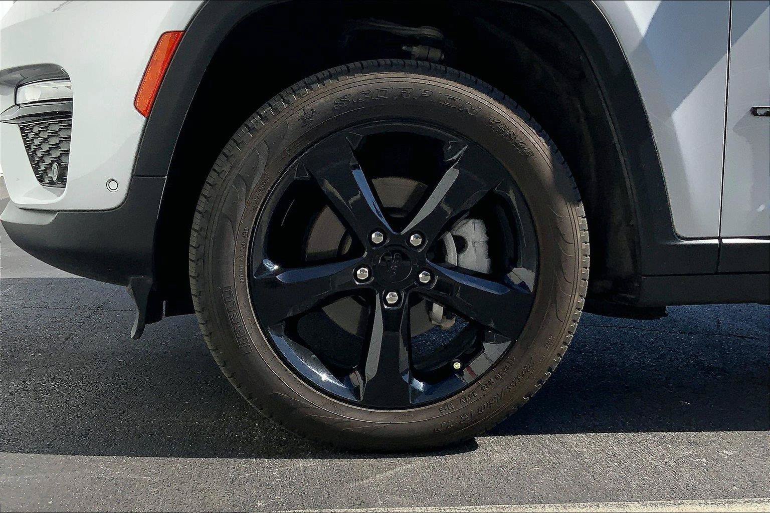 Used 2024 Jeep Grand Cherokee Limited w/ Luxury Tech Group II AWD/4WD image 9