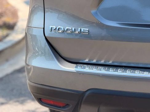 Used 2015 Nissan Rogue SV FWD image 12