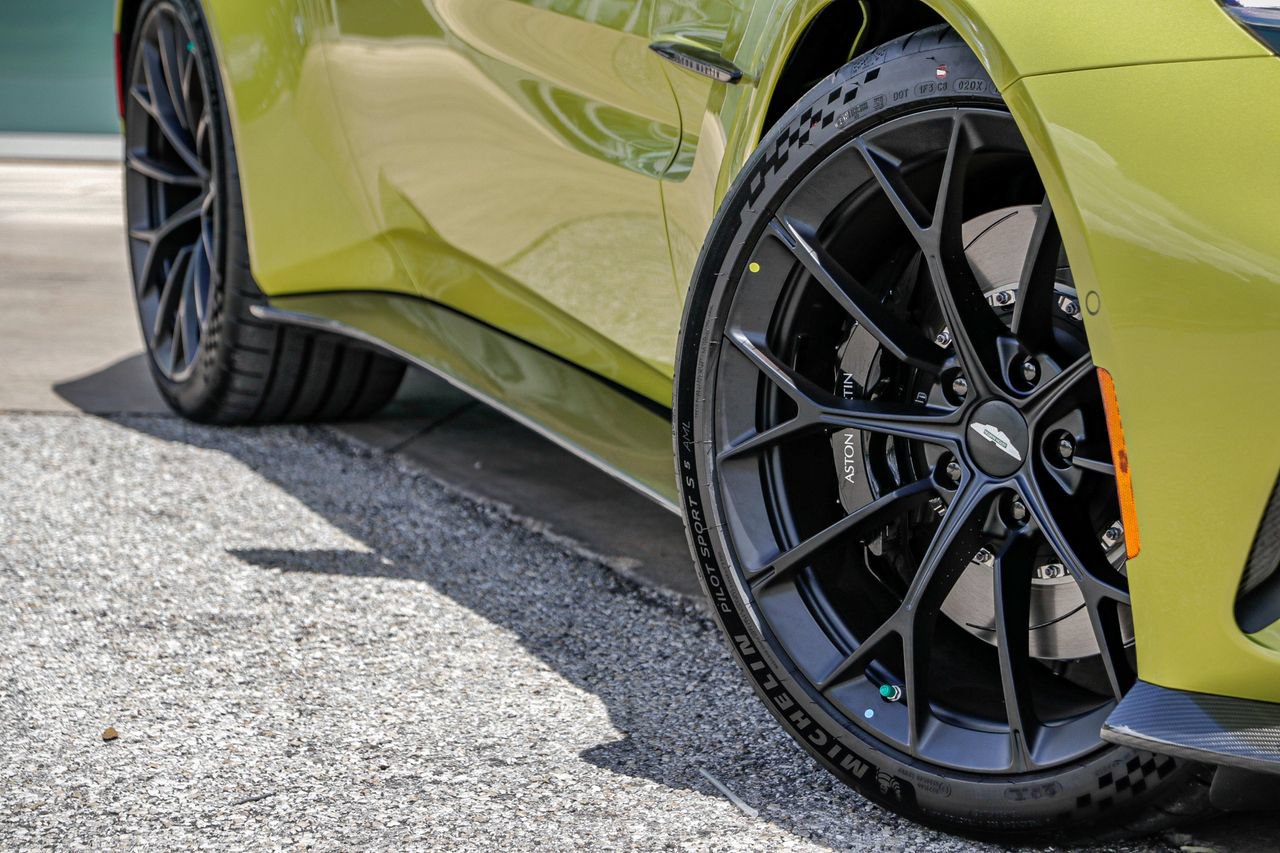 Used 2025 Aston Martin V8 Vantage Coupe RWD image 2