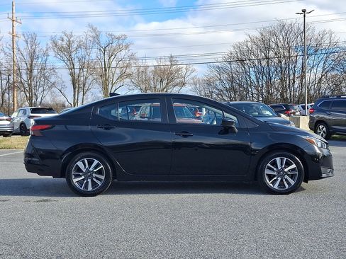 Used 2023 Nissan Versa SV image 7