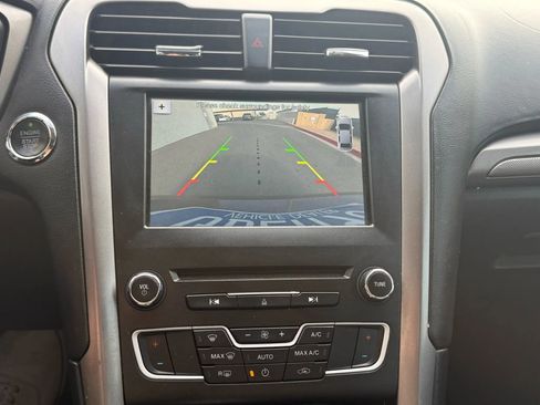 Used 2017 Ford Fusion SE w/ Fusion SE Technology Package image 10