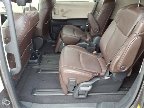 Certified 2023 Toyota Sienna Platinum image 10