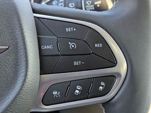 Used 2024 Chrysler Pacifica Touring-L image 18