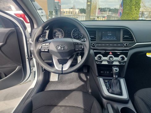 Used 2019 Hyundai Elantra SE w/ Cargo Package FWD image 9