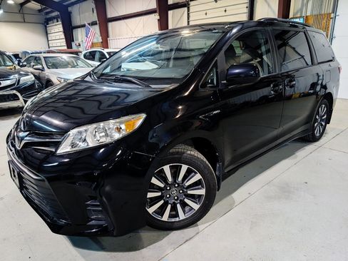 Used 2020 Toyota Sienna LE AWD/4WD image 1
