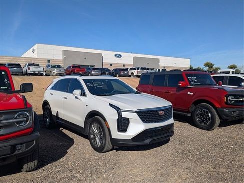 Used 2024 Cadillac XT4 Premium Luxury image 3