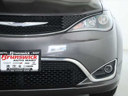 Used 2017 Chrysler Pacifica Touring-L Plus w/ Tire & Wheel Group FWD image 7
