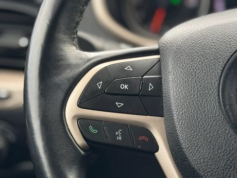 Used 2017 Jeep Cherokee Latitude AWD/4WD image 23