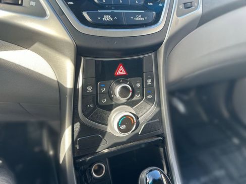 Used 2014 Hyundai Elantra SE image 17