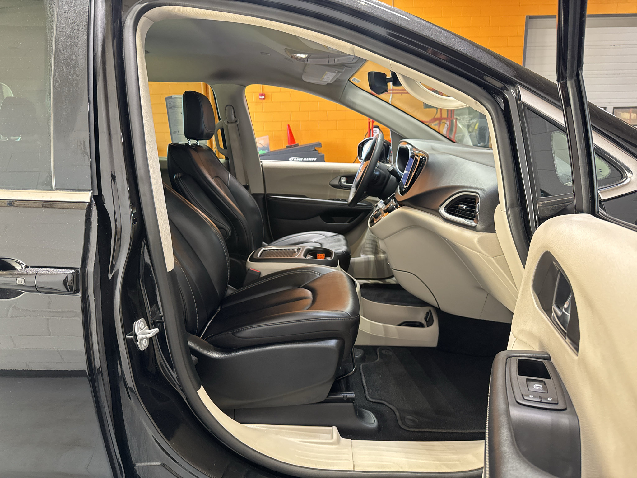 Used 2024 Chrysler Pacifica Touring-L FWD image 20