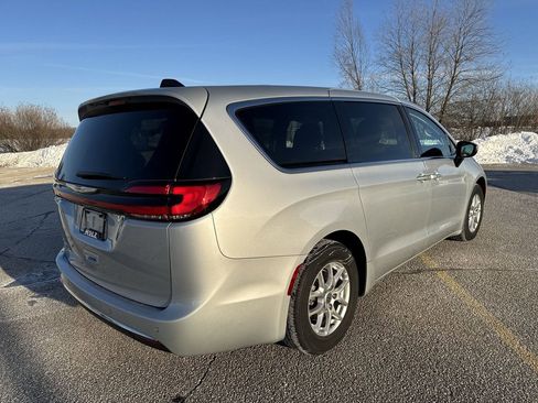Used 2023 Chrysler Pacifica Touring-L image 3