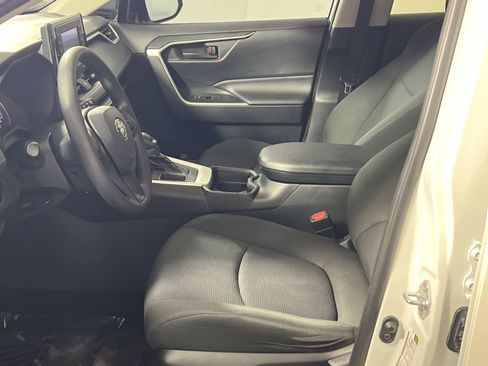 Used 2020 Toyota RAV4 LE FWD image 14