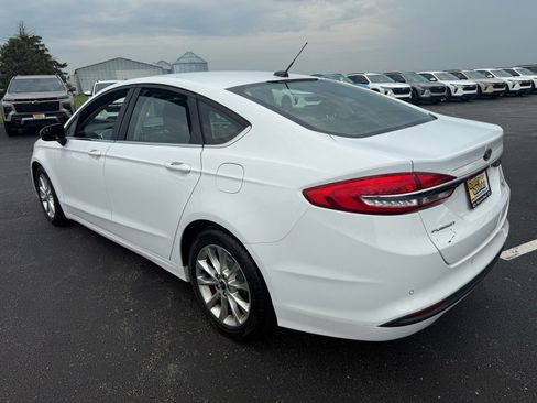 Used 2017 Ford Fusion SE w/ Fusion SE Technology Package FWD image 3