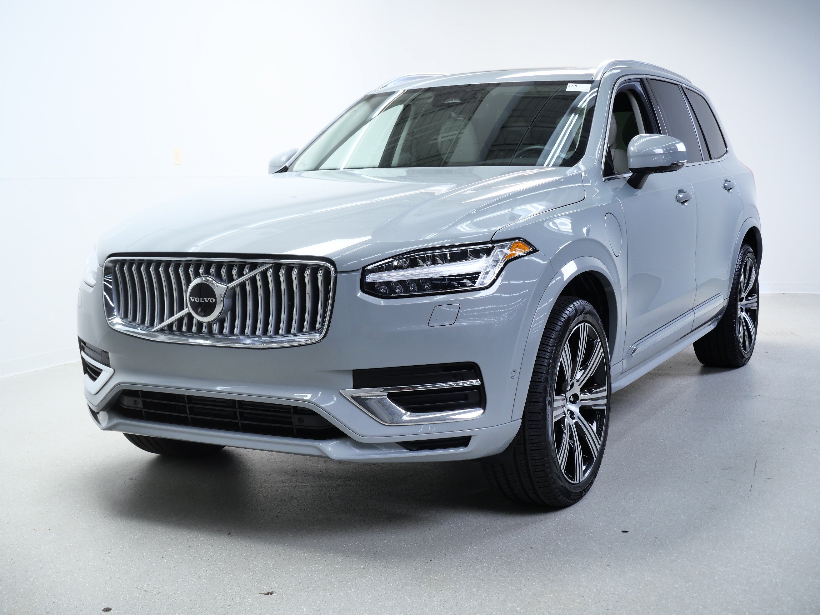 Used 2025 Volvo XC90 T8 Plus w/ Protection Package Premier AWD/4WD image 12