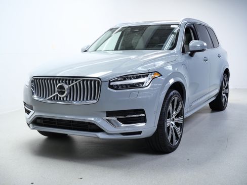 Used 2025 Volvo XC90 T8 Plus w/ Protection Package Premier AWD/4WD image 12