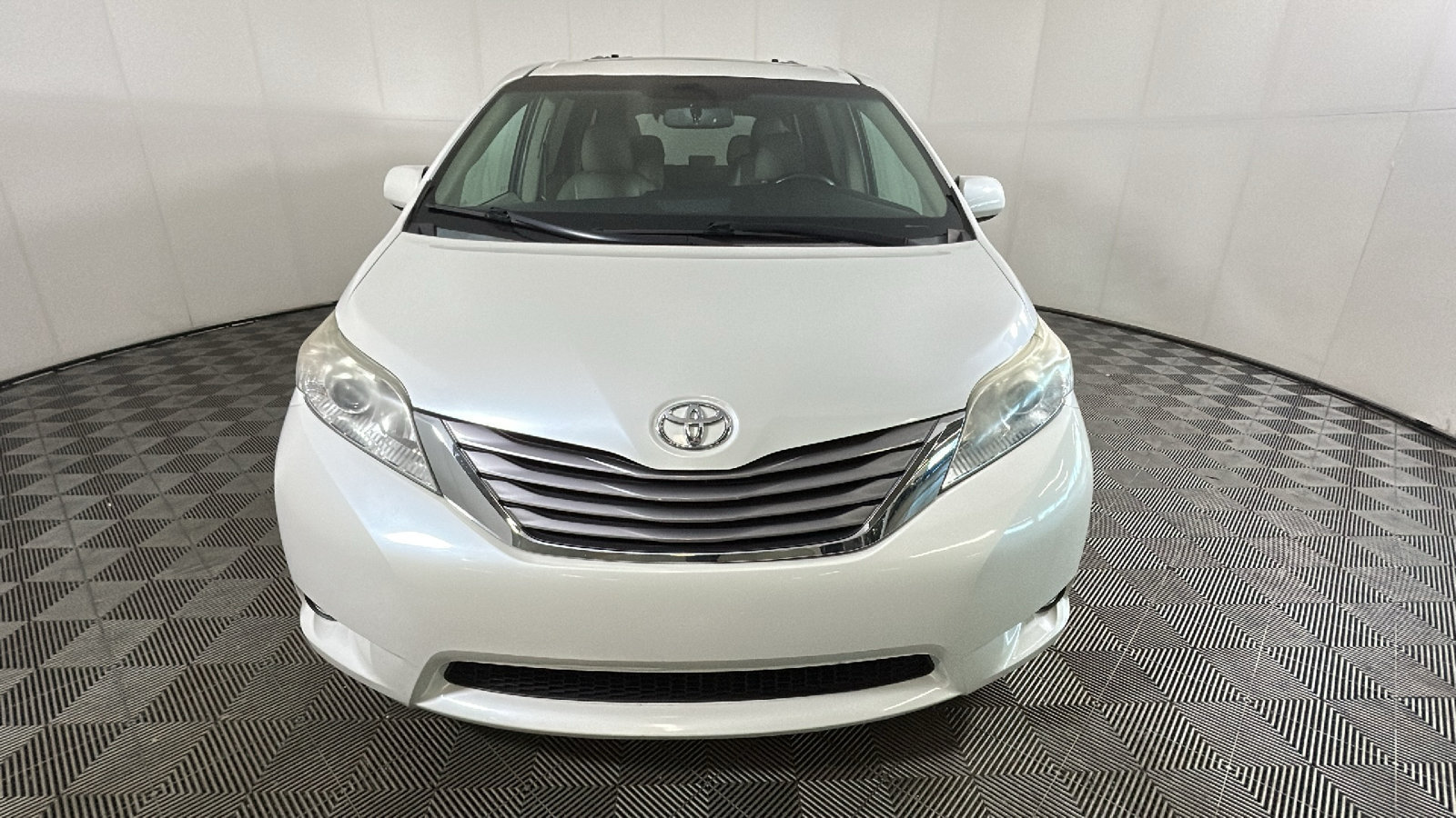 Used 2015 Toyota Sienna XLE Premium AWD/4WD image 9