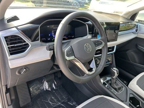 New 2026 Volkswagen Taos SE image 22