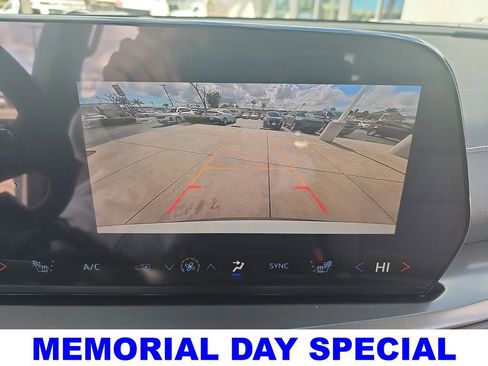 New 2026 Chevrolet Traverse LT w/ Sun and Wheel Package FWD image 25