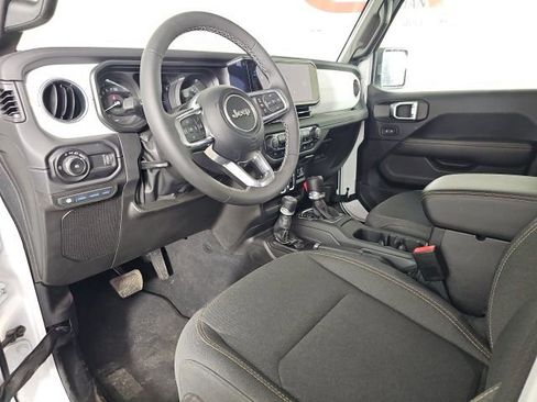 Used 2025 Jeep Wrangler Unlimited Sahara image 9