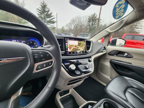 Used 2023 Chrysler Pacifica Touring-L image 27