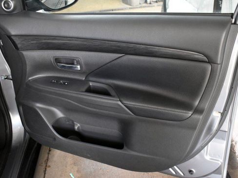 Used 2017 Mitsubishi Outlander SE AWD/4WD image 46