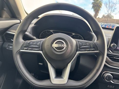 Used 2025 Nissan Altima 2.5 SV image 28