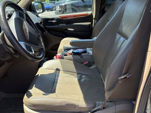 Used 2013 Chrysler Town & Country Touring FWD image 4