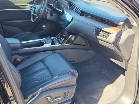 Used 2019 Audi e-tron Prestige w/ Prestige Package AWD/4WD image 15
