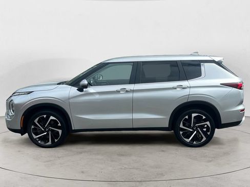 Used 2024 Mitsubishi Outlander SE Black Edition AWD/4WD image 2