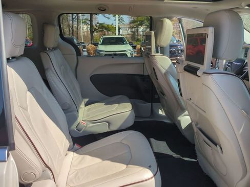 Used 2019 Chrysler Pacifica Limited w/ Tire & Wheel Group image 26