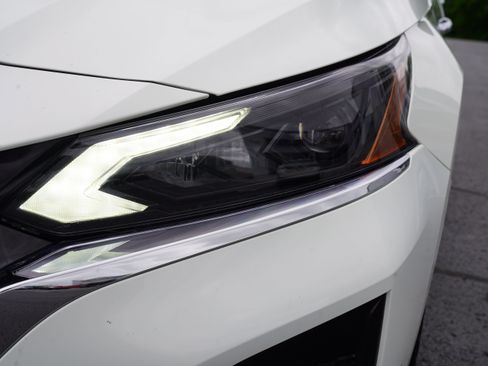 Used 2025 Nissan Altima 2.5 SV FWD image 13