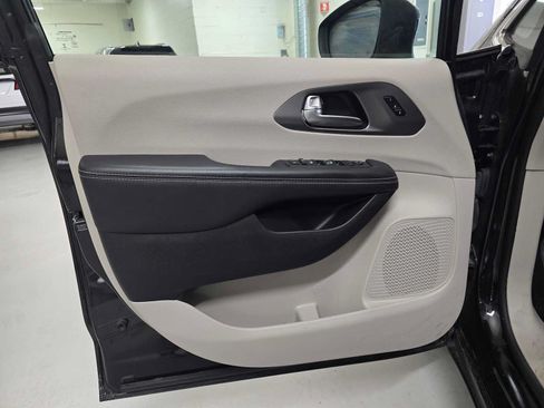 Used 2023 Chrysler Pacifica Touring-L FWD image 18