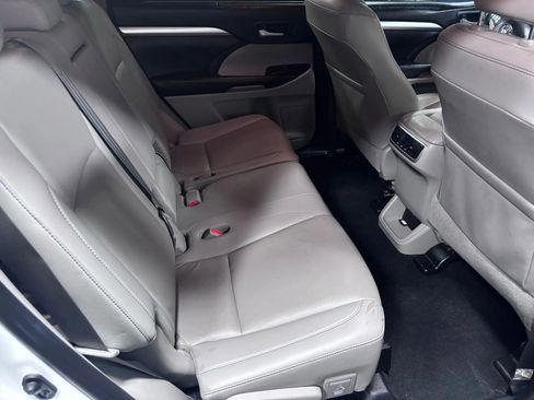 Used 2019 Toyota Highlander XLE image 16