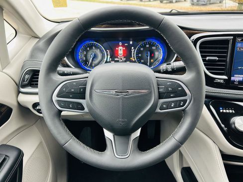 Used 2023 Chrysler Pacifica Limited image 18