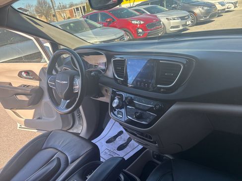 Used 2017 Chrysler Pacifica Touring-L Plus image 24