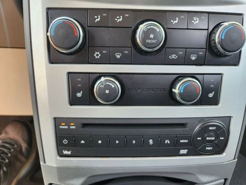 Used 2009 Chrysler Town & Country Touring FWD image 15