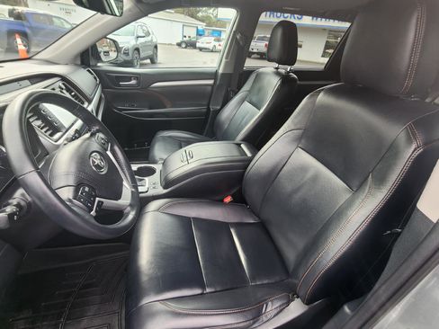 Used 2019 Toyota Highlander XLE image 7
